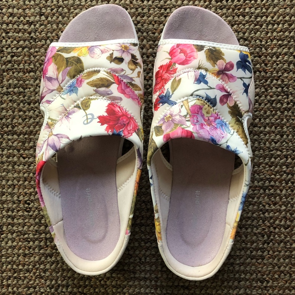 Slide sandal by Easy Spirit